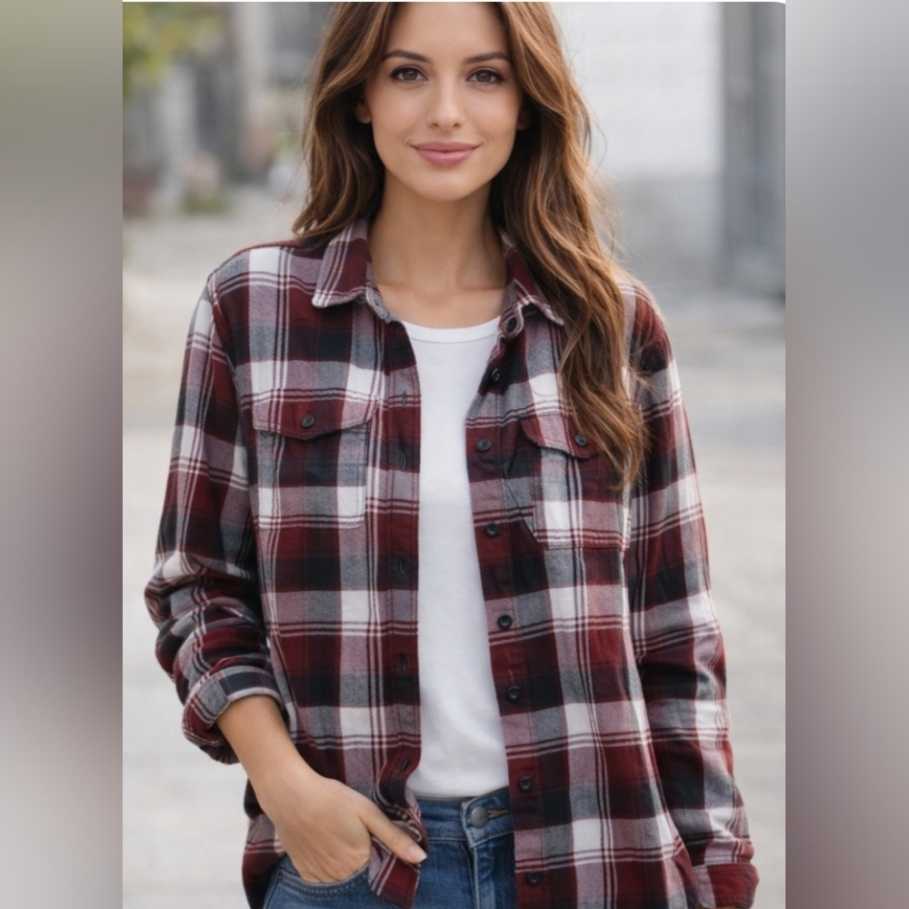 American Eagle Woman's Plaid Shirt. Very Good Condition. Size S.